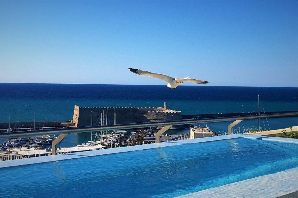 Gdm梅格荣历史纪念碑酒店 伊拉克利翁 外观 照片 View of the sea from the hotel