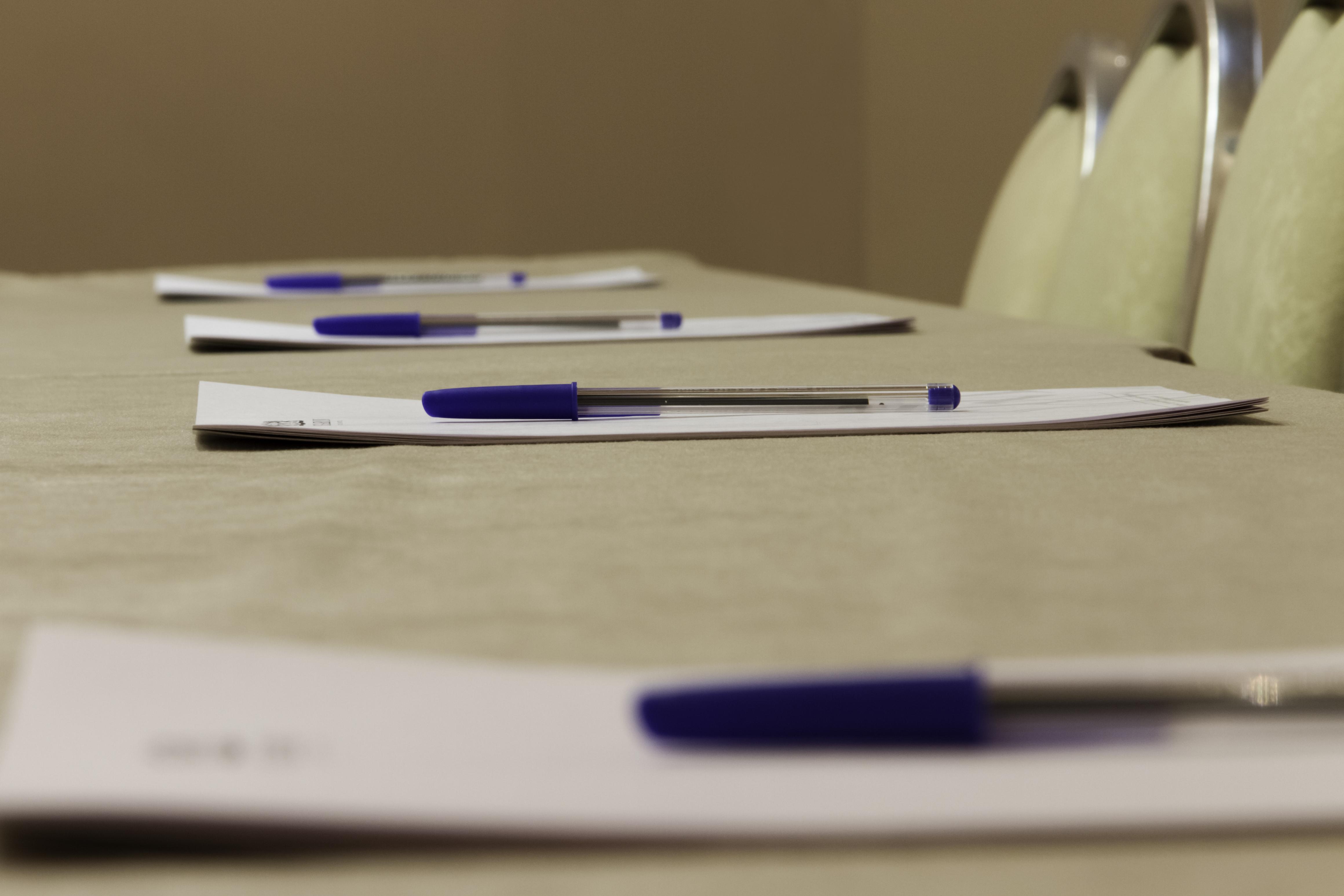 Gdm梅格荣历史纪念碑酒店 伊拉克利翁 外观 照片 Pens and paper on a table