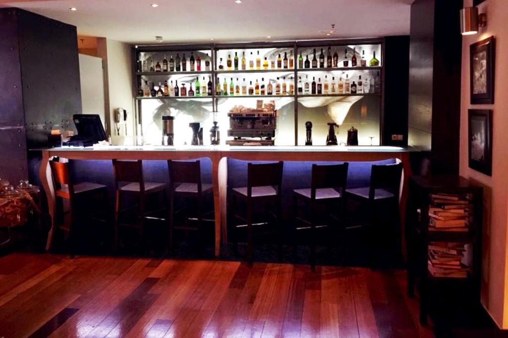 Gdm梅格荣历史纪念碑酒店 伊拉克利翁 外观 照片 The bar at the 1900