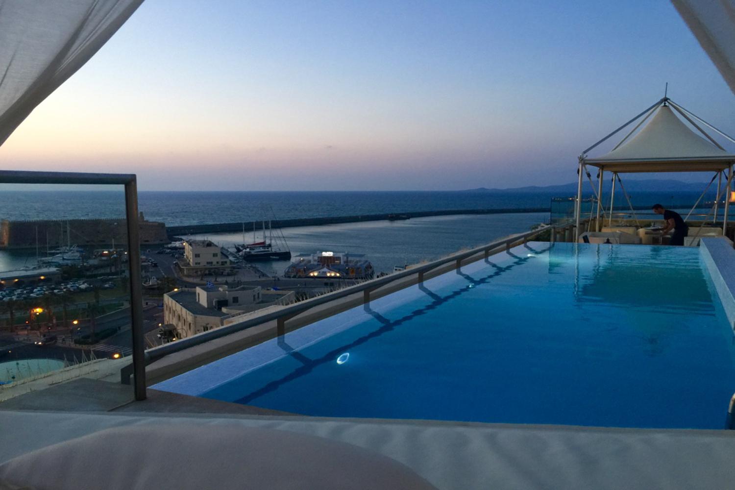 Gdm梅格荣历史纪念碑酒店 伊拉克利翁 外观 照片 View from the rooftop pool