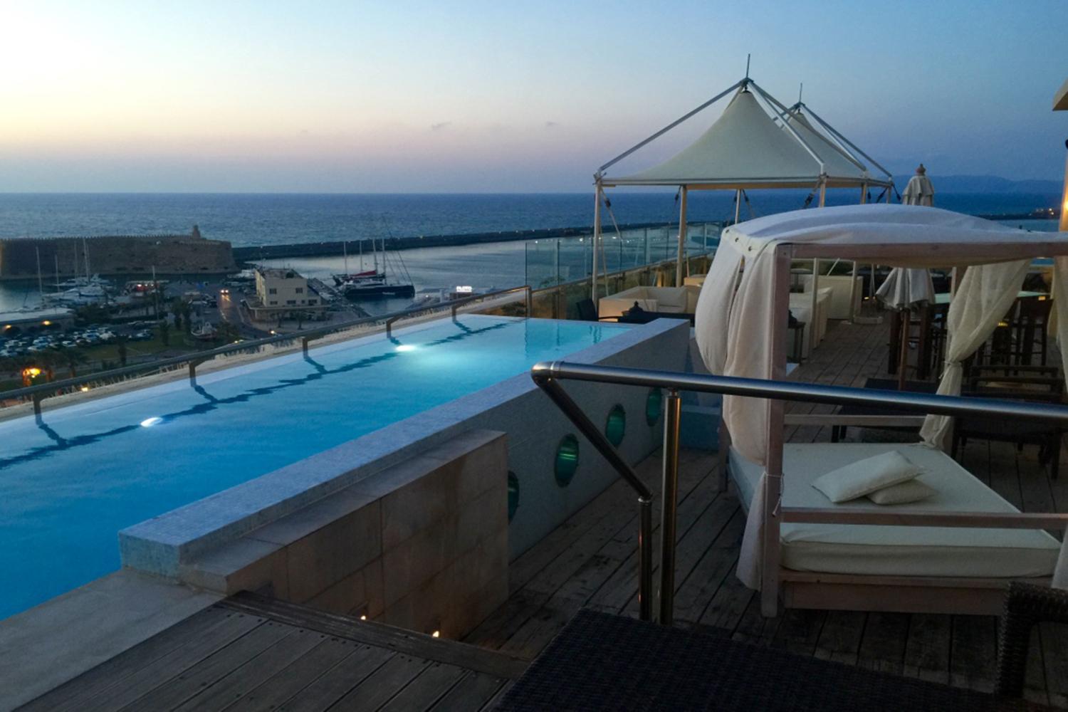 Gdm梅格荣历史纪念碑酒店 伊拉克利翁 外观 照片 Rooftop pool at the Westin Palace, Athens