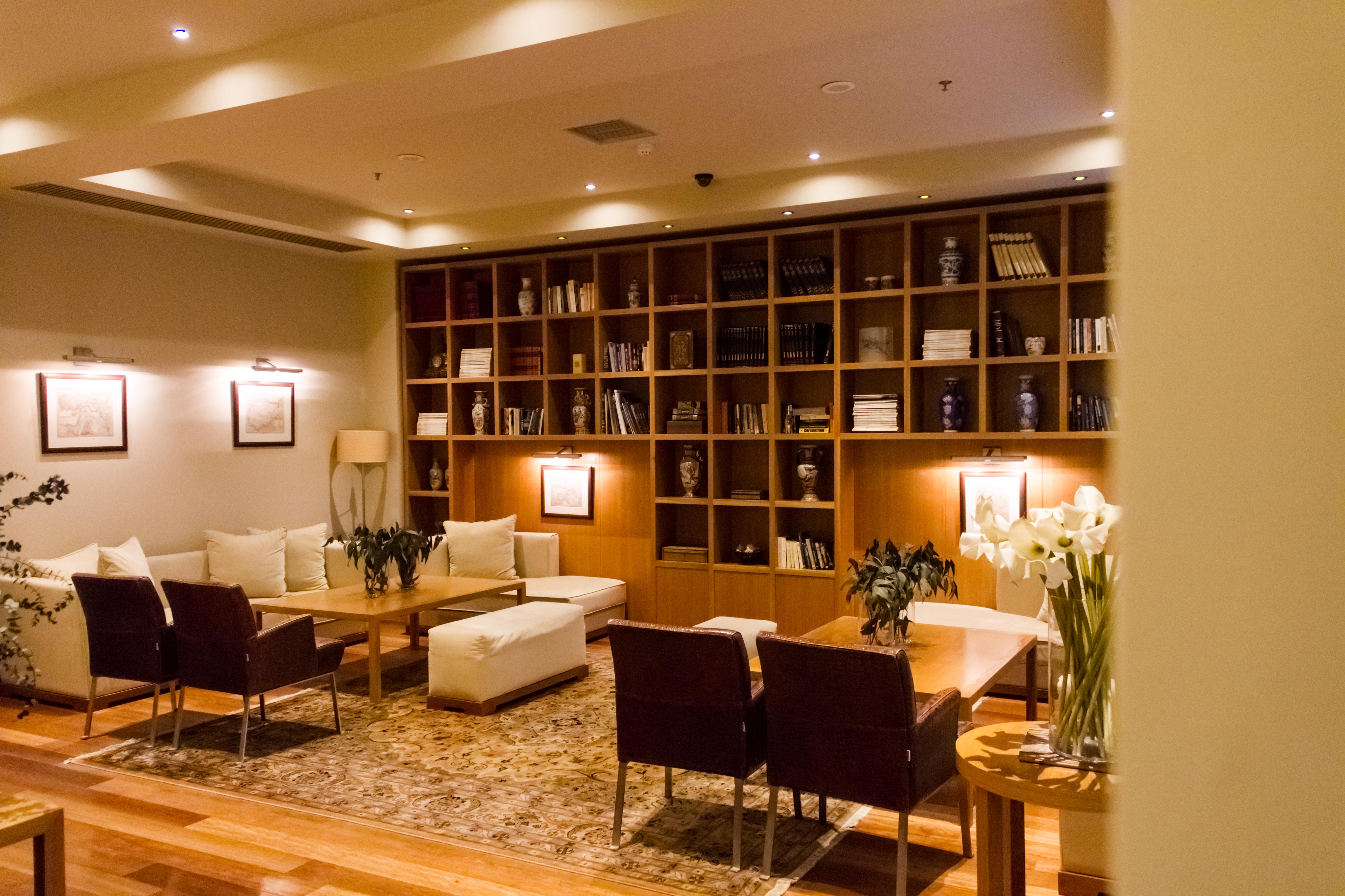 Gdm梅格荣历史纪念碑酒店 伊拉克利翁 外观 照片 The lounge at the airport